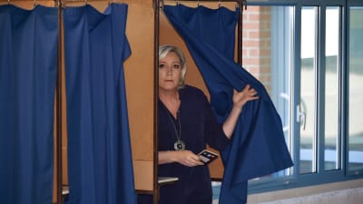 Nationella frontens ledare Marine Le Pen röstade i Henin-Beaumont, i norra Frankrike i parlamentsvalets första omgång på söndagen.