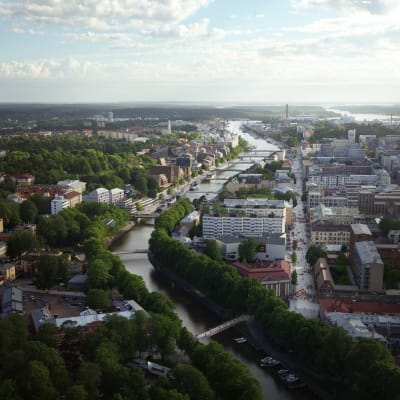 Visioner för Åbo centrum. En flygbild på Aura å.