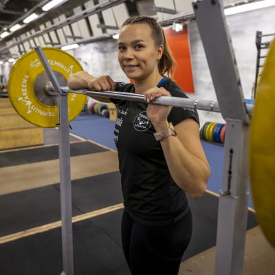 Painonnostaja Saara Retulainen kotisalillaan Hakaniemessä.