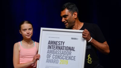 Greta Thunberg tar emot ett pris av Amnesty.