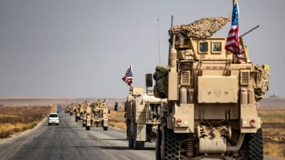 En konvoj med amerikanska militärfordon passerade staden Tal Tamr i nordöstra Syrien på söndagen, på väg österut mot den irakiska gränsen. 