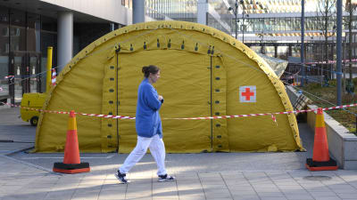 Ett gult tält har satts upp utanför Karolinska universitetssjukhuset i Solna för att ta emot coronapatienter.