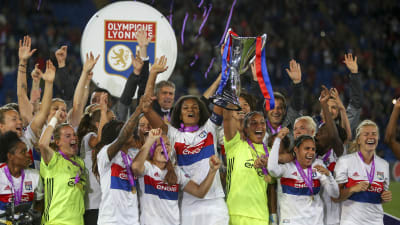 Lyon lyfter pokalen efter segern i Champions League.