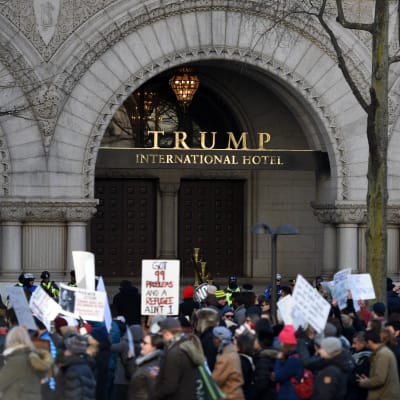 Demonstration utanför Trump International Hotel i Washington i februari 2017.