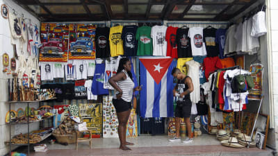En liten butik säljer kläder och souvenirer till turister i Havanna, Kuba.