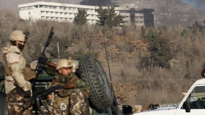Afghanska militärer utanför Hotel Intercontinental.