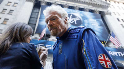Richard Branson nosti avaruuskilvan panoksia. Liikemies kuvattuna New Yorkin pörssin edustalla lokakuussa 2019, kun hänen avaruusyhtiönsä listautui pörssiin.
