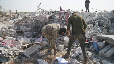 Lokala miliser gräver i rasmassorna på den plats där amerikanerna hittade al-Baghdadi. 