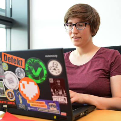 Tyska EU-parlamentarikern Julia Reda sitter vid sin bärbara dator på arbetsrummet i Strasbourg. 