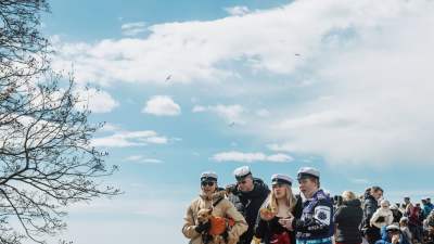 Valborgsfirerier med turkos himmel i bakgrunden.