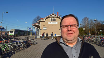 Tarmo Aarnio,  kommundirektör i Kyrkslätt, poserar fram för Kyrkslätt station.