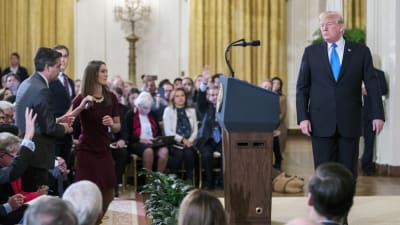 Situationen med Trump, Acosta och assistenten.