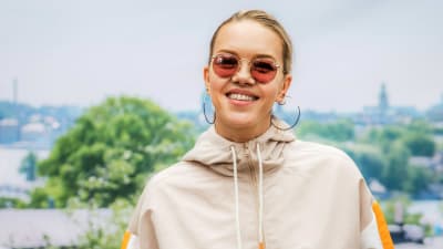 Ana Diaz fotad på Skansen med Stockholm i bakgrunden.