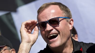 Tommi Mäkinen skrattar.