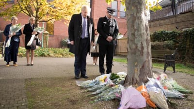 Premiärminister Boris Johnsons hedrar minnet av de 39 personer som hittades döda i en långtradare