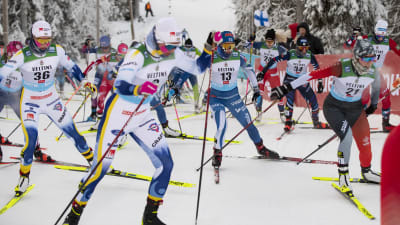 Krista Pärmäkoski i masstarten i Ruka.