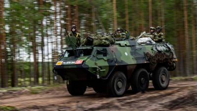 En Sisu XA-180 körd i skogsterräng.