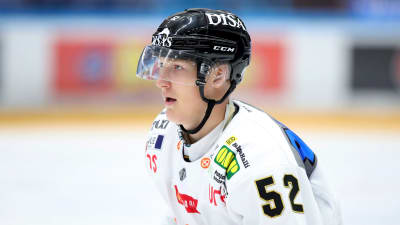 Aatu Räty spelar ishockey.