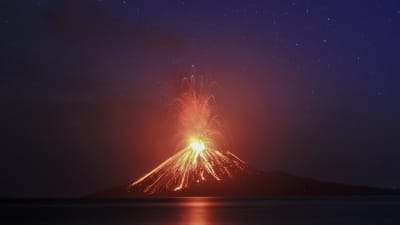 Vulkanen Krakatau sprutar ut lava.