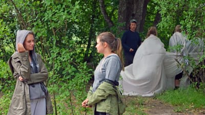 Emilia Tenhunen står och pratar med Livia Wikström. I bakgrunden Tobias Zilliacus med de underjordiska. 