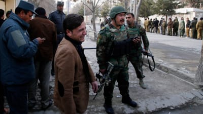 En man gråter efter beskedet om att en anhörig dödades i attacken den 8 mars i Kabul