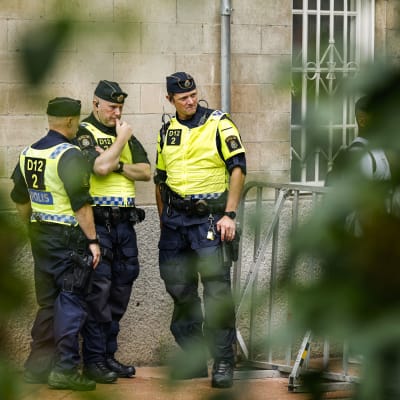 Ruotsalaisia poliiseja Irakin suurlähetystön edessä Tukholmassa 20. heinäkuuta.