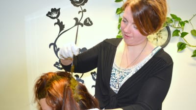 Heidi Stenberg färgar kundens hår med växter och örter.