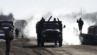 Ukrainska soldater retirerar från Debatlseveområdet.