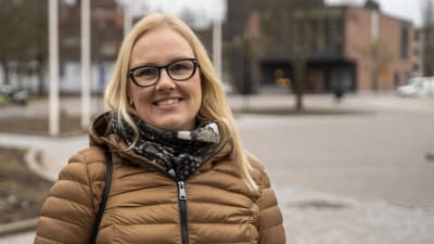 kvinna i varm jacka