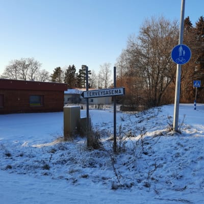 Skylt som visar hälsostationen i Mouhijärvi.