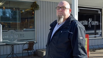 En kund på väg till by butiken i Valkom, Kari Pelkonen brukar handla där ungefär dagligen. 