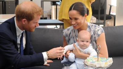 Prins Harry, hertiginnan Meghan och deras son Archie på besök i Sydafrika 2019.