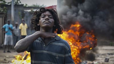 Demonstrant framför brinnande barrikader i Bujumbura i Burundi