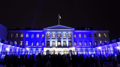 Presidentens slott i blå belysning med anledning av Finland 100.