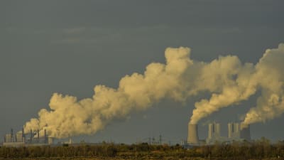 Tyska miljöaktivister protesterade inför uppföljningsmötet mot kolgruvan i Hambach i Rhenlandet. Kolkraftverk i närheten utnyttjar kol från dagbrottsbrytningen