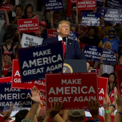Presidentti Trump kampanjatilaisuudessa Tulsassa