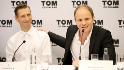 Skådespelaren Pekka Strang och regissören Dome Karukoski på pressmöte om filmen Tom of Finland.