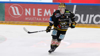 Ville Leskinen på isen under en hemmamatch för Kärpät.