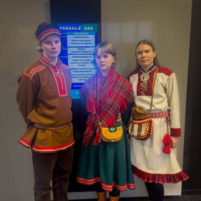 Suomen saamelaisnuoret Niila-Juhán Valkeapää, Helmi Ljetoff ja Lotta Hagelin Nuorten ilmastohuippukokouksessa 18.11.2023.