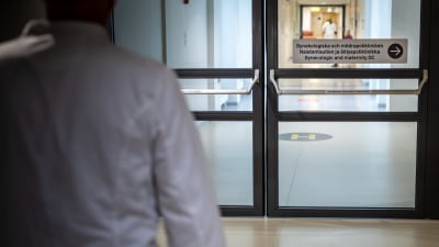 Läkare vid skylt till gynekolog