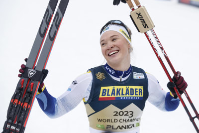 Jonna Sundling firar VM-guld i sprint.