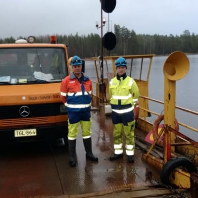 Sähköasentajat Jari Silvennoinen ja Sami Hagman matkalla Kongonsaareen korjaamaan Eino-myrskyn tuhoja.