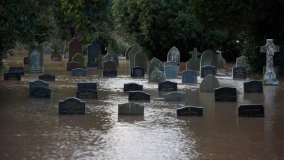 En begravningsplats i Tenbury Wells som svämmat över av flodvatten från River Teme.