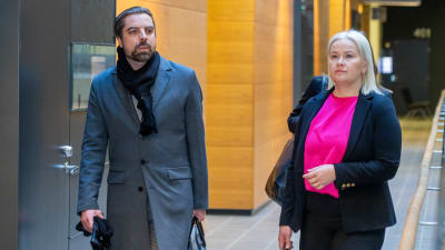 Ville Tapio går i tingsrättens korridor tillsammans med försvarsadvokaten Liina Kokko. 