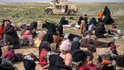 Kvinnor och barn som flytt från resterna av IS kalifat i Syrien.