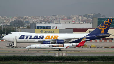 Rahtilentoyhtiö Atlas Airin Boeing 747-87UF Barcelonan lentokentällä.