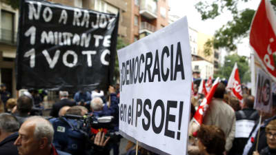 Spanska demonstranter krävde att PSOE inte ska släppa fram Mariano Rajoy som premiärminister under en demonstration utanför PSOE:s partihögkvarter i Madrid på lördagen 22.10.2016