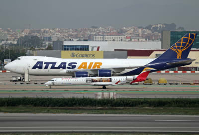 Rahtilentoyhtiö Atlas Airin Boeing 747-87UF Barcelonan lentokentällä.