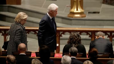Hillary och Bill Clinton på Barbara Bush begravning