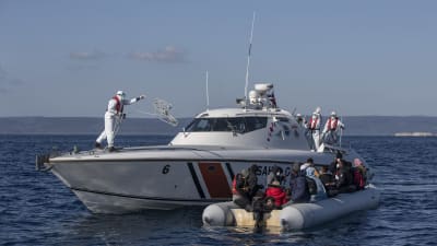 Den turkiska kustbevakningen tar ombord migranter som uppges ha blivit avvisade på den grekiska sidan.